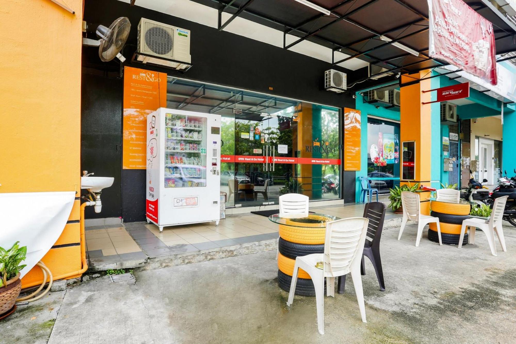 Oyo 90460 Hotel Kl2F Rest & Go Шах Алам Екстериор снимка