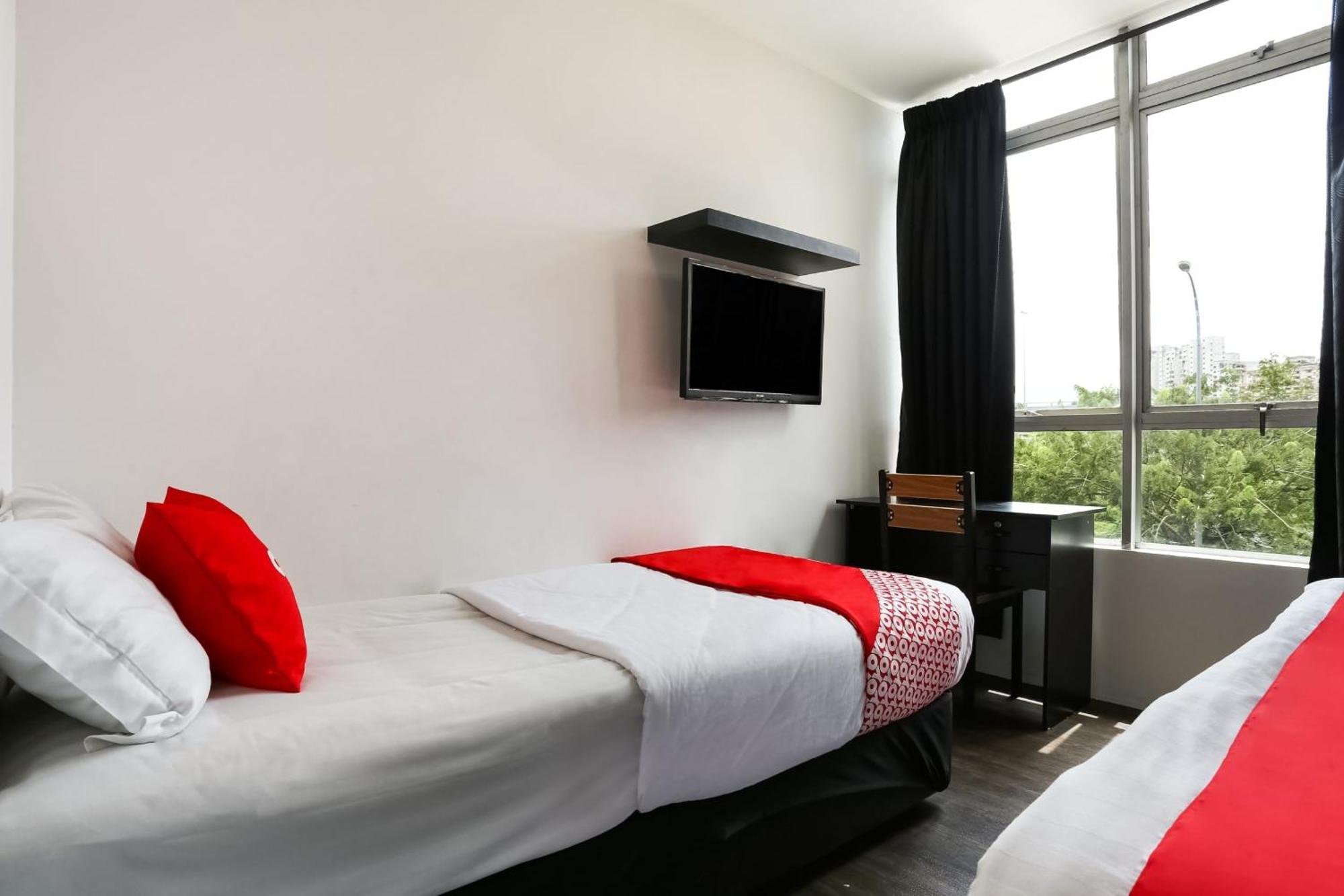 Oyo 90460 Hotel Kl2F Rest & Go Шах Алам Екстериор снимка